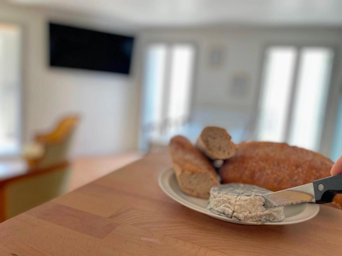 Vieil Beachside Apartment: Brand New With Parking