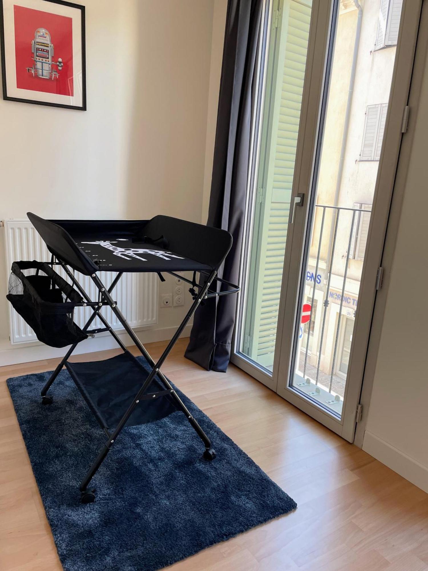 Vieil Beachside Apartment: Brand New With Parking *