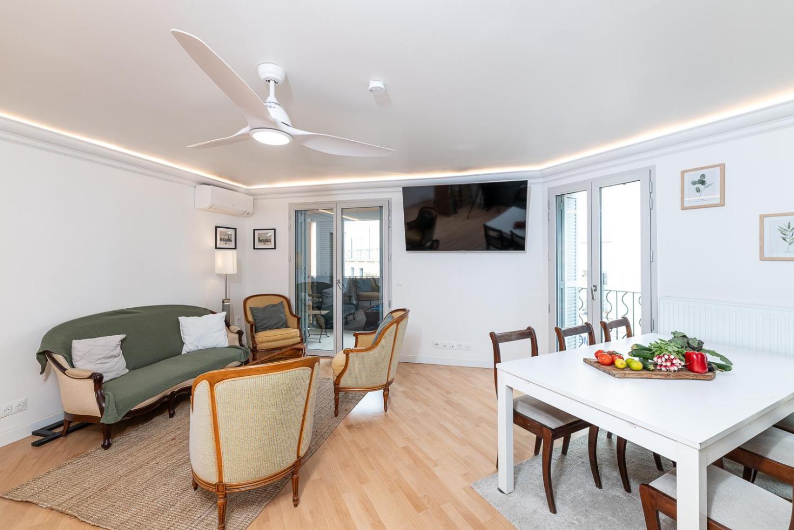 Vieil Beachside Apartment: Brand New With Parking