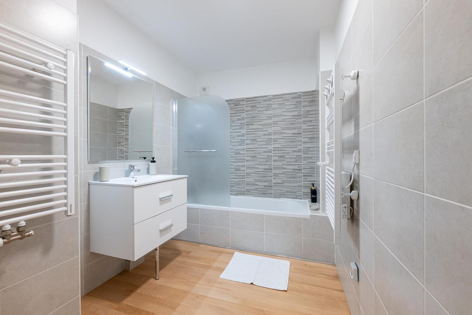 Vieil Beachside Apartment: Brand New With Parking Apartment *